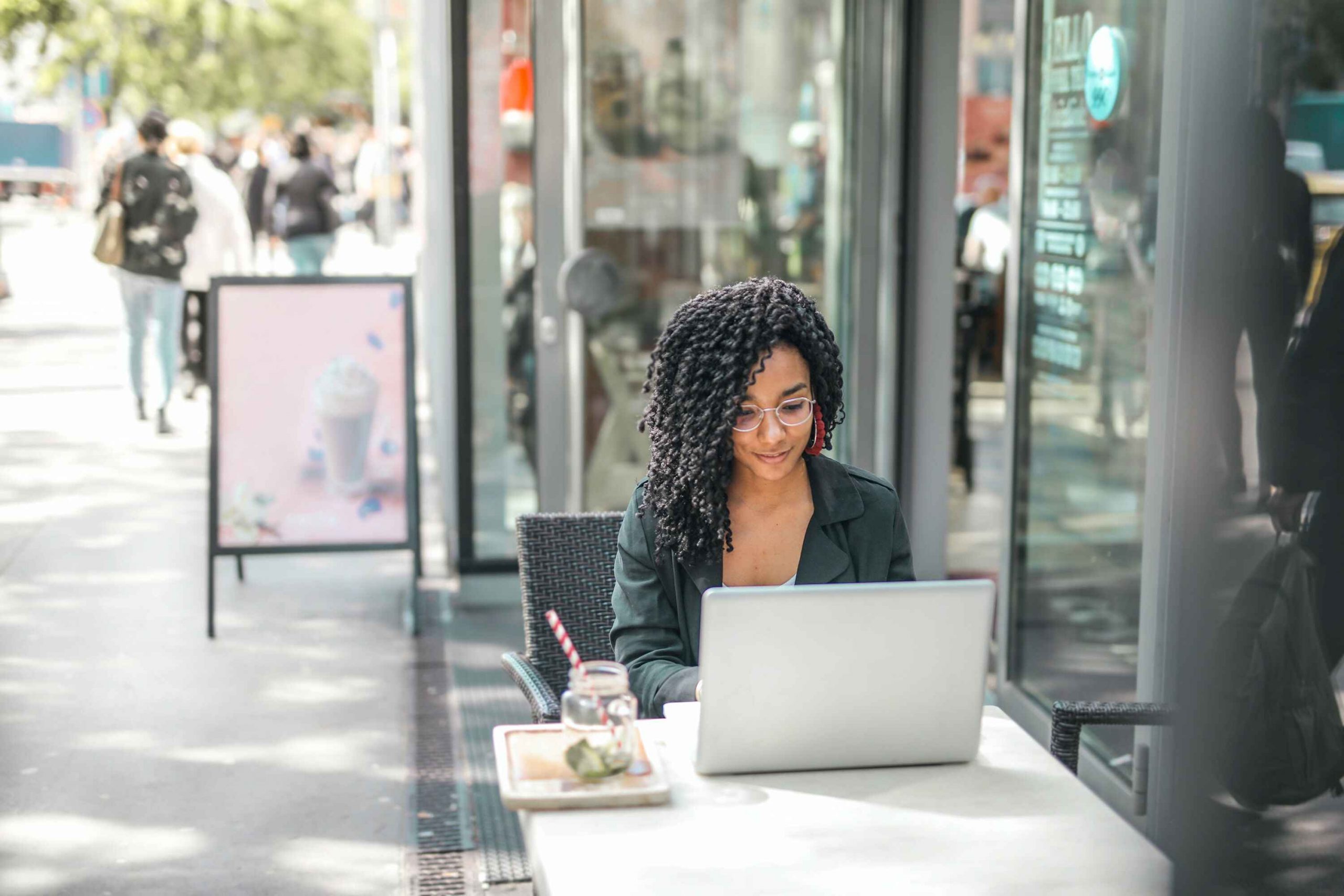 7 Ways Travel Bloggers Make Money this Christmas
